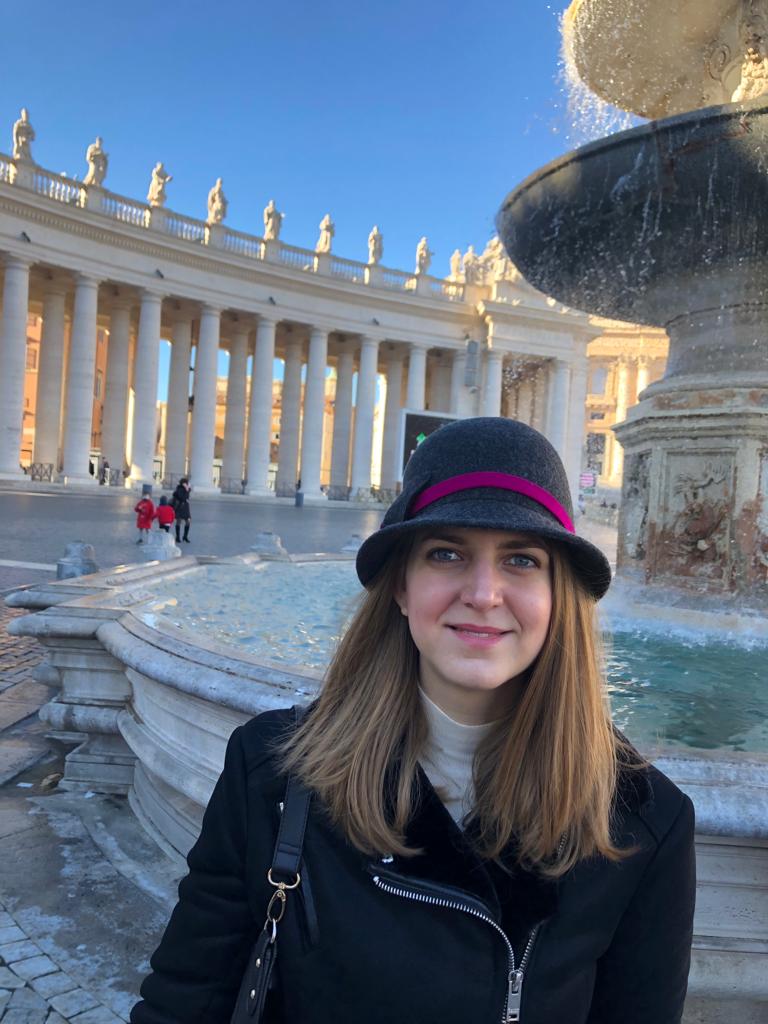 Vanessa Corbucci in giro a Roma, piazzale della Basilica di San Pietro
